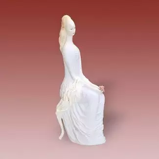 Ručně vyráběná porcelánová figura o výšce 27,5 cm V tanečních
