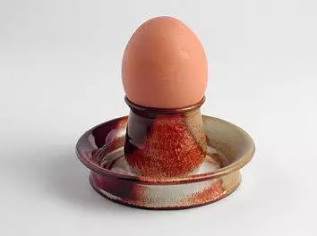 Vajíčkovník v různých barvách z ozdobně užitkové keramiky