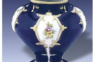 Ručně vyráběná porcelánová figura Váza IX