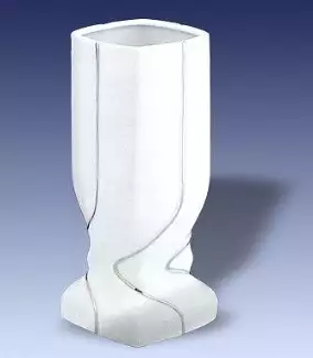 Bílá porcelánová figura o délce 9 cm Váza Jona střední