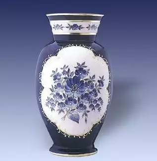 Figura z porcelánu vážící 4,85 kg Váza s květy