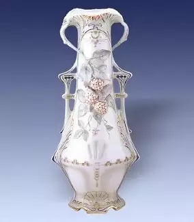 Dekorativní figura z porcelánu vysoká 48 cm Váza s malinami