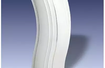 Bílá ozdobná figura dlouhá 18 cm Váza V
