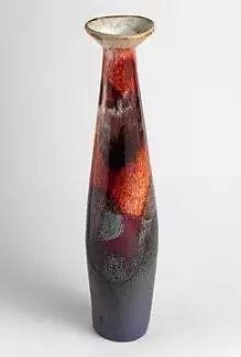 Velká štíhlá váza z ozdobně užitkové keramiky v různých barvách