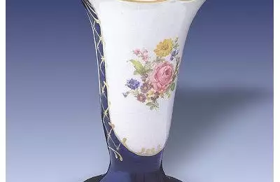 Zdobená porcelánová figura vysoká 20 cm Váza VIII
