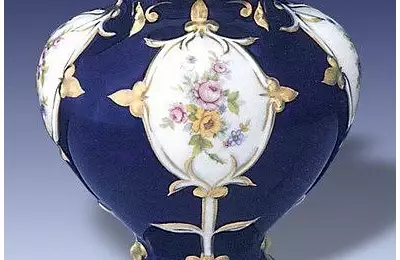 Figura z porcelánu vážící 400 gramů Váza XI