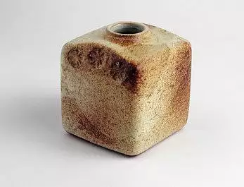 Originální vázička ve tvaru krychle