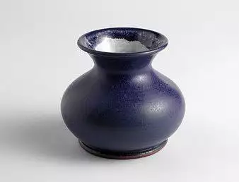 Malá baňatá vázička z ozdobně užitkové keramiky