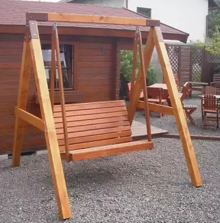 Venkovní dřevěná zahradní houpačka pro 3 osoby