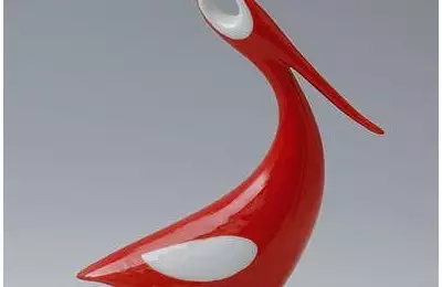 Červená porcelánová figura o výšce 15 cm Vodní pták II