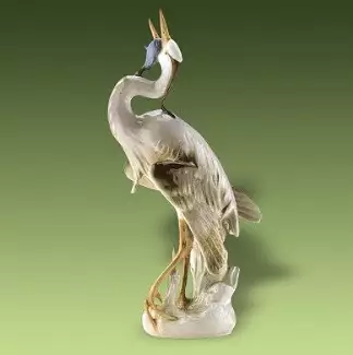 Unikátní figura z porcelánu o délce 14,5 cm Volavka s rybou