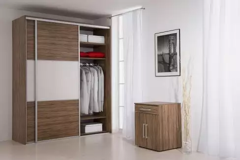 Vestavná skříň s posuvným kováním pro každý interiér Iva