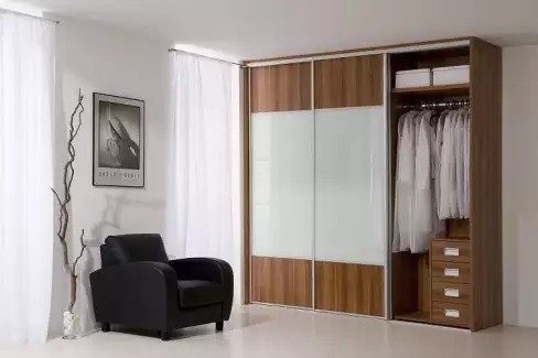 Kvalitní vestavná skříň s policemi a zásuvkami Pavel