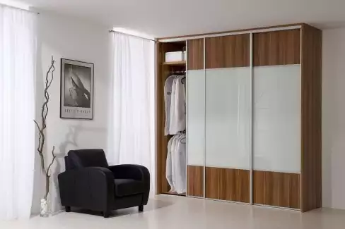 Vestavná skříň s luxusními posouvnými dveřmi