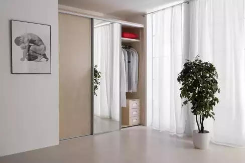 Vestavná skříň s kvalitními nožkami do každého prostoru