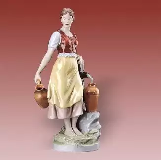 Ručně vyráběná figura o výšce 53 cm Žena u studně