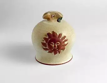 Zvonek s motivem z ozdobně užitkové keramiky v různých barvách