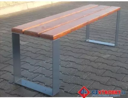 Jednoduchá kovová lavička vhodná do parku i centra Belgik