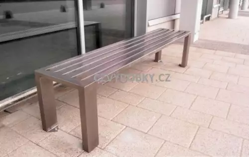 Kvalitní kompaktní ocelová lavička bez opěradla vhodná nejen do parku Standa