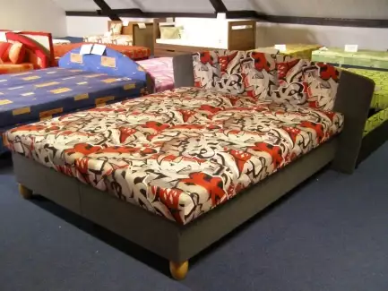 Čalouněné dvoulůžko s pružinovými matracemi a úložným prostorem Nina