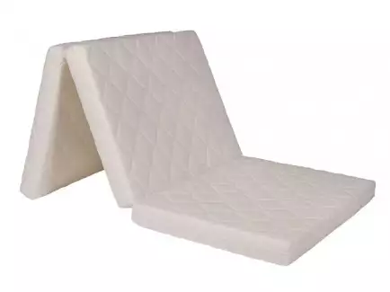 Kompaktní skládací bílá matrace z PUR pěny pro přespávání na neobvyklých místech