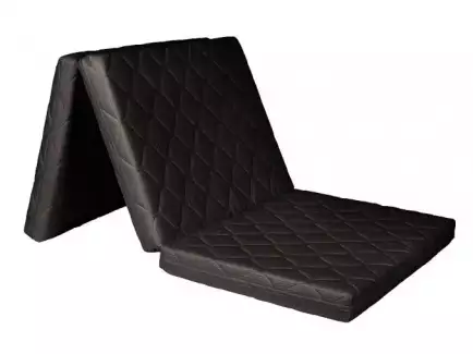 Kompaktní skládací černá matrace z PUR pěny pro přespávání na neobvyklých místech