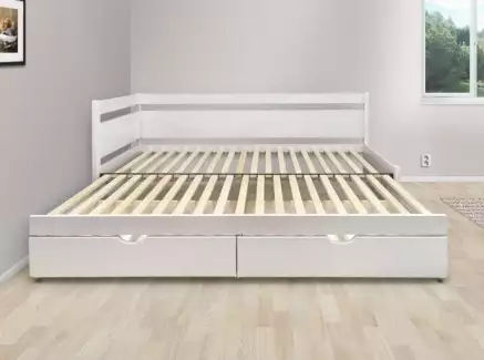 Praktická rozkládací postel z masivního dřeva vhodná pro každodenní spaní Alfa