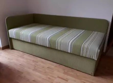 ARTHUR čalouněné jednolůžko s matrací, roštem a čely, SKLADEM