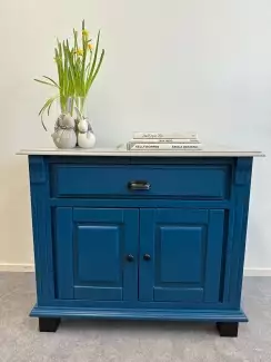 Rustikální masivní dubová komoda modré barvy s šuplíkem
