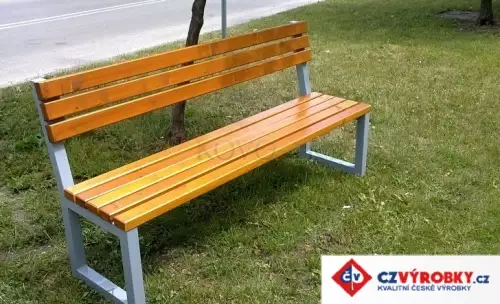 Parková lavička vyrobená z vysoce odolného smrkového masivu Marika II
