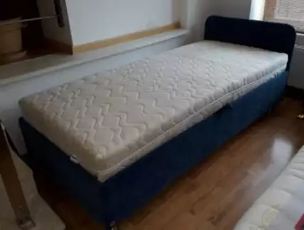 KATIE - luxusní válenda na podstavcích