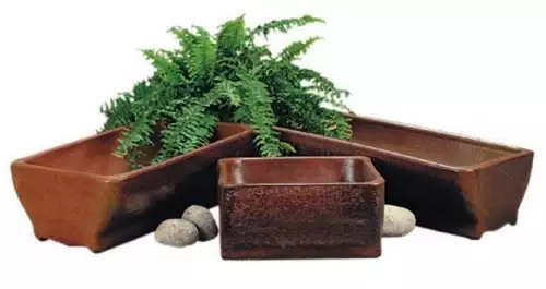 Keramický glazovaný květináč nebo lesklá dekorace na zahradu