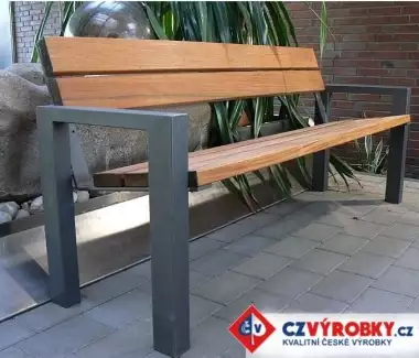 Kovová lavička s opěradlem a prkny ze smrkového masivu Carya