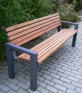 Jednoduchá kovová lavička vhodná do parku nebo zahrad Tony