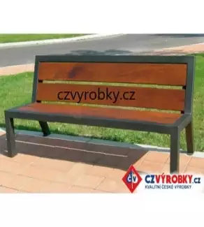 Masivní kovová lavička s opěradlem vhodná do parku Antonie