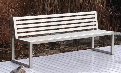 Kompaktní a velice odolná ocelová lavička s opěradlem Soňa