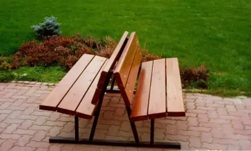 Seniorská venkovní lavička pro příjemné posezení Vendra
