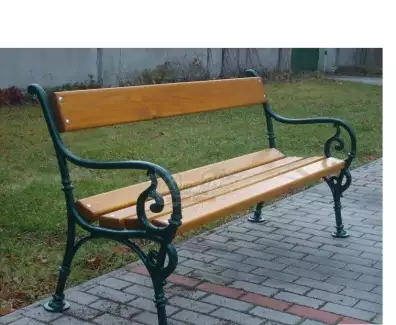 Pohodlná litinová lavička s opěradlem a sedákem ze smrkového masivu Schloss