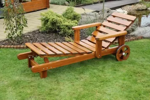 Zahradní lehátko na kolečkách