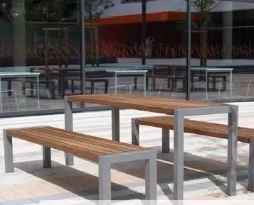 Zahradní souprava s kovovou konstrukcí laviček a stolu Město