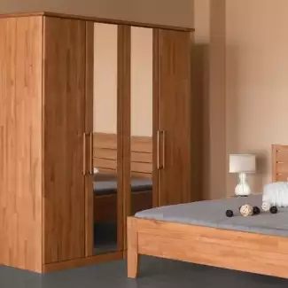 Dvoudveřová až čtyřdveřová masivní skříň do ložnice s vnitřním provedením z lamina Cynthia