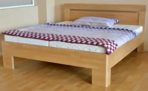 Masivní buková nebo dubová postel s okénkovým čelem v rozměrech 90 x 200 cm až 200 x 200 cm Leila Lux