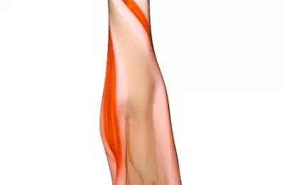 Moderní skleněná váza střední atypického tvaru - oranžovo-bílá