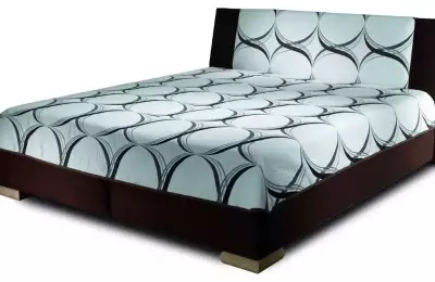 Zvýšená postel pro dva s úložným prostorem z boku v akci Aneta