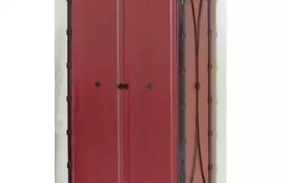 Dvoukřídlá šatní skříň s dveřmi z masivního dřeva a nosnou konstrukcí bez zásuvek