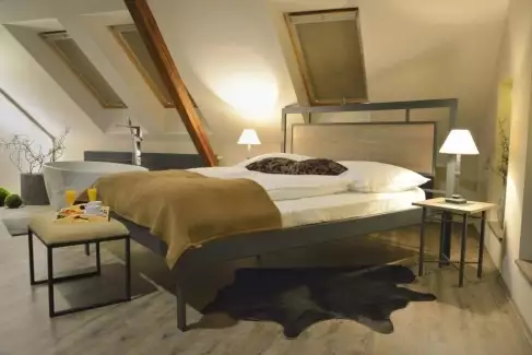 Kovová postel v moderním designu s robustním rámem v různých provedeních Aneta