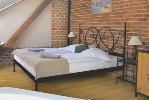 Kovová postel s kvalitní povrchovou úpravou ve verzi kanape Gabriela