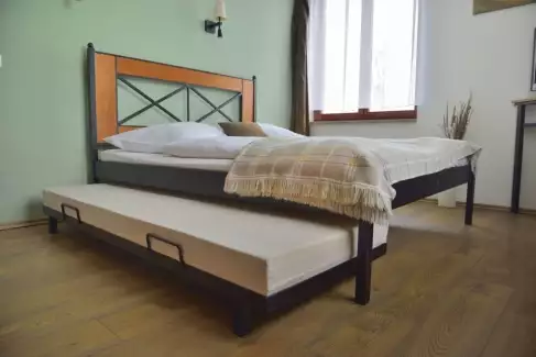 Praktická přistýlka k postelím s povrchovou úpravou