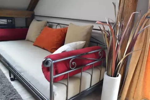 Moderní kovaný gauč vhodný pro příležitostné spaní s povrchovou úpravou Rebeka