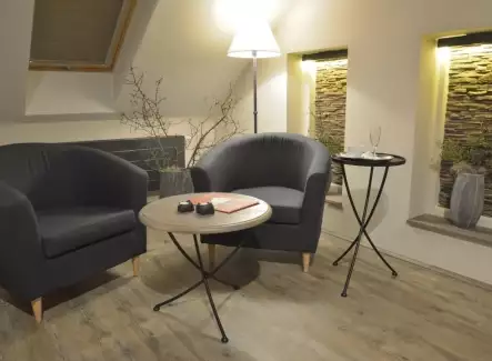 Elegantní a jednoduchý konferenční stolek s kovovou podnoží Luisa